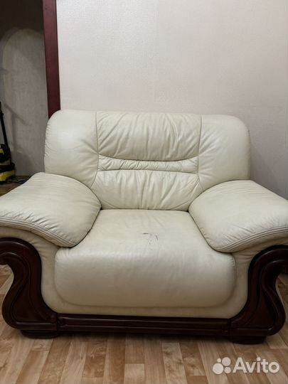 Кожаный диван и 2 кресла