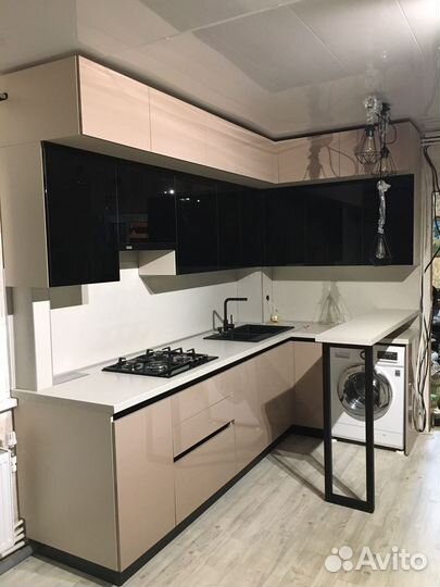 Угловая кухня под потолок на заказ