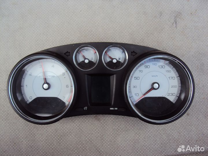 Щиток приборов Peugeot 308