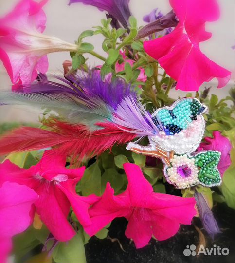 Брошь ручной работы из бисера 