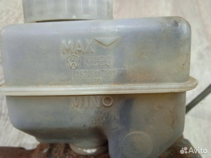 Главный тормозной цилиндр Volkswagen Passat B3