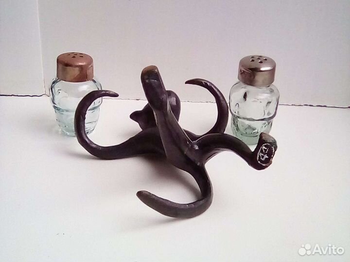 Обезьяна с солонкой и перечницей