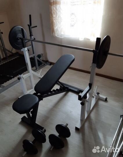Стойки со скамьёй, гантели и штанга