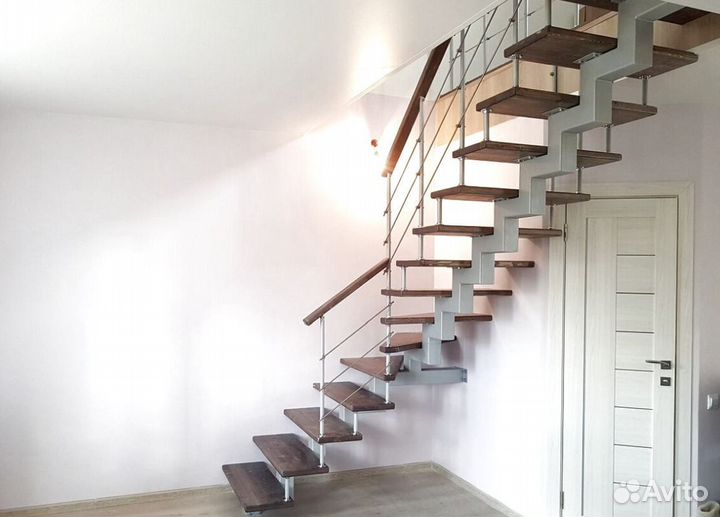 Лестница на металлокаркасе закрытого типа