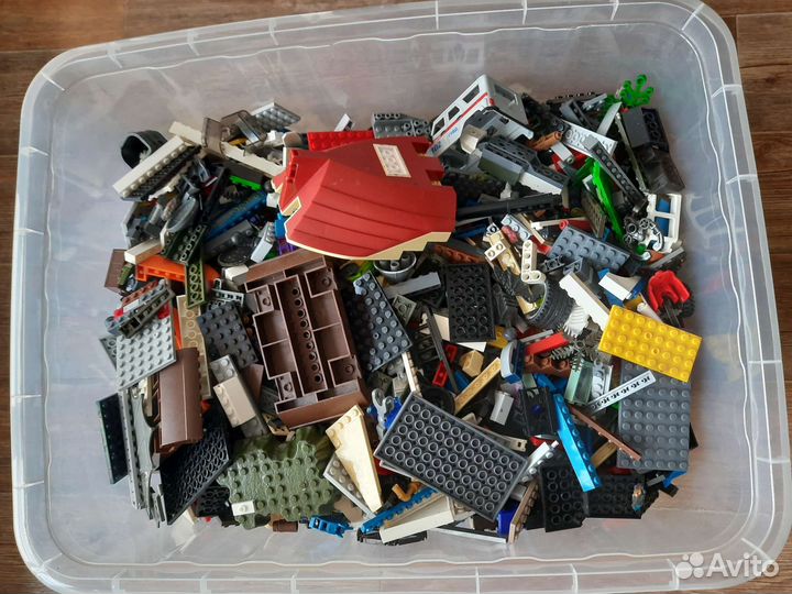 Большая коробка лего: детали, и полусобранные