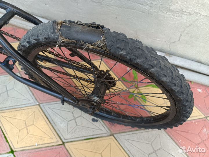 Старый крашенный велосипед