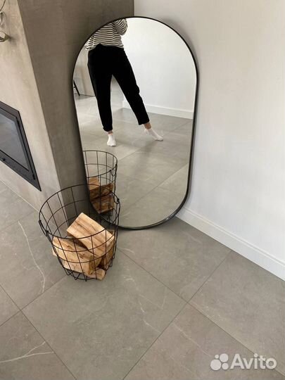 Зеркало настенное в металлической раме 