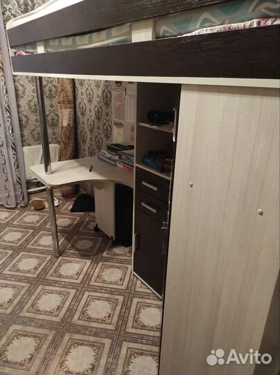 Детская кровать чердак со столом и шкафом бу