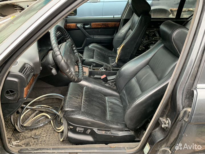 В разборе BMW 750i коротыш E32 1994