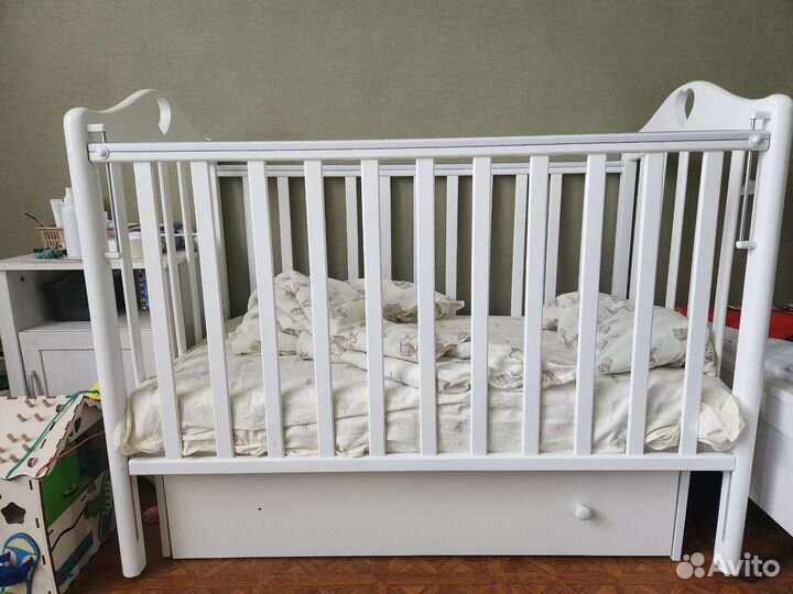 Детская кроватка с маятником и ящиком