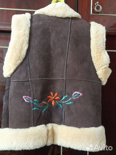 Жилет из овчины для девочки новый