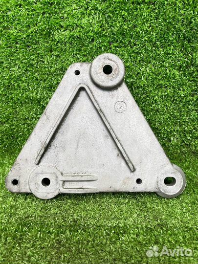 Кронштейн компрессора кондиционера Opel 55567289