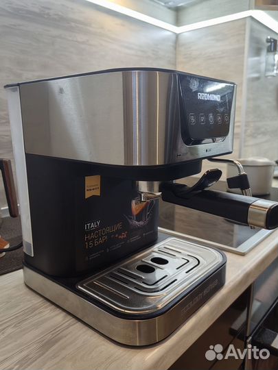 Кофеварка рожковая Redmond RCM-M1513