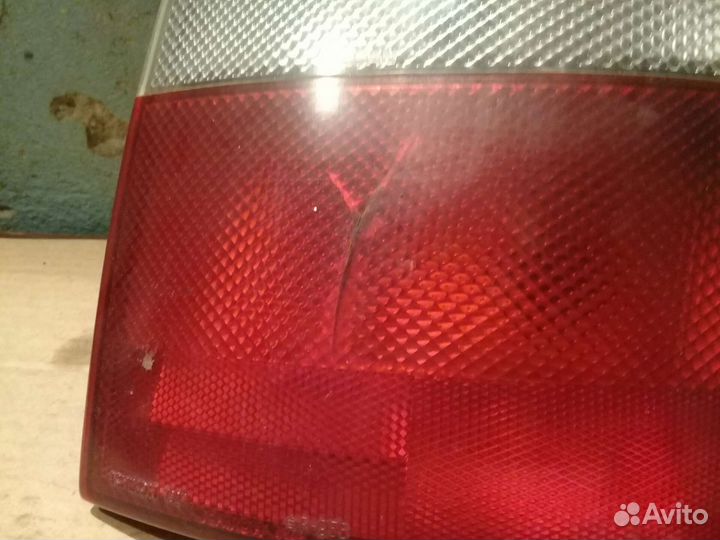 Фонарь с трещиной задний правый Nissan March K11