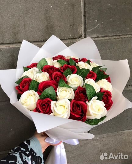 Мыльные розы белые и бордовые