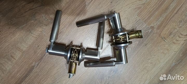 Два комплекта дверных ручек (межкомнатные)