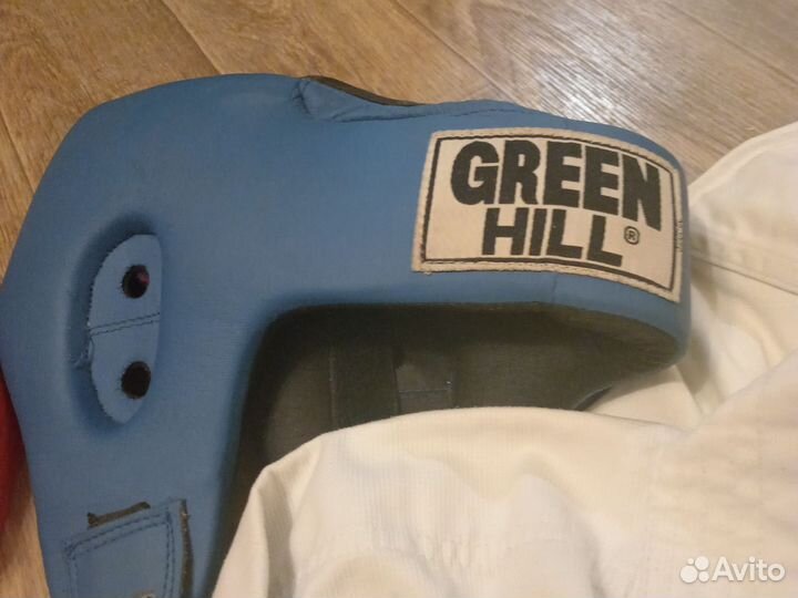 Кимоно, боксерский шлем, пояса, защита голеностопа