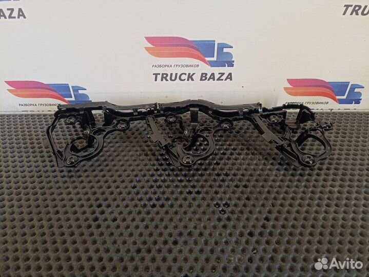 1738898 Кронштейн проводки форсунок