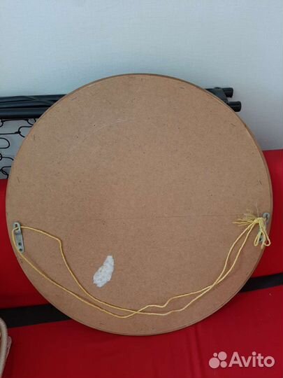 Зеркало круглое в деревянной раме