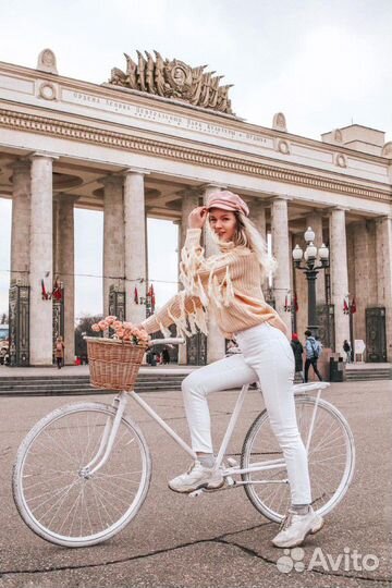 Белый велосипед для фотосессии