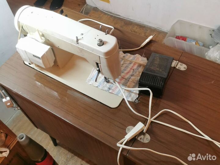 Швейная машина с тумбой
