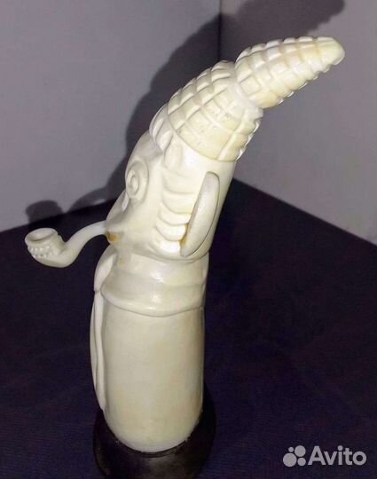 Статуэтка из кости Мальчик с трубкой