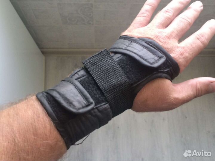 Бандаж на запястье