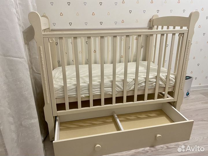 Детская кроватка с маятником и пелинальный столик