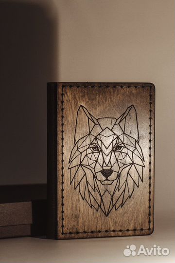 Обложка для документов из дерева и кожи