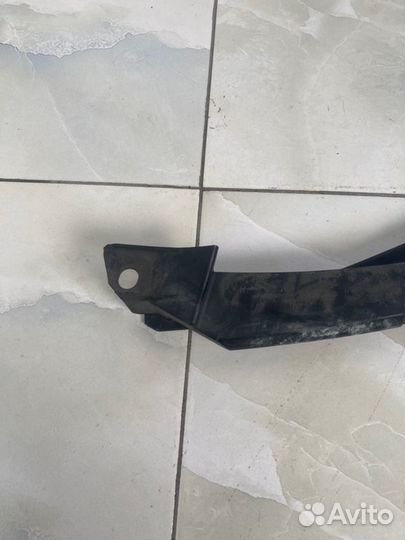 Кронштейн бампера передний левый Skoda Octavia A5