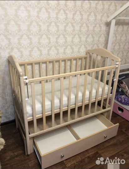 Детская кроватка с маятником