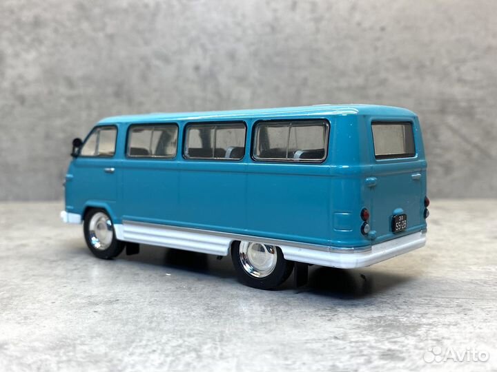 Коллекционная модель раф-977дм 1:43 DeA