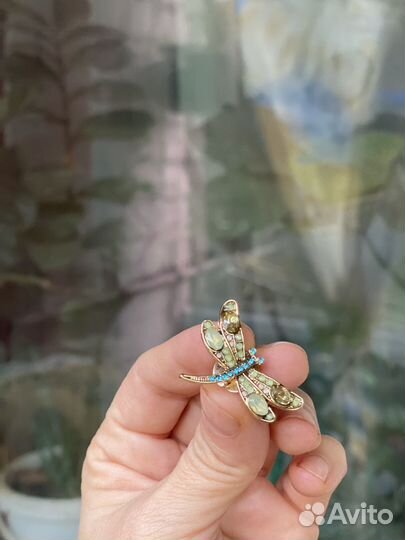 Брошь на одежду