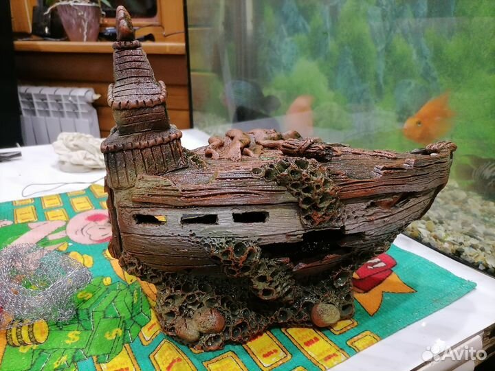 Грот в аквариум затонувший корабль и коряга