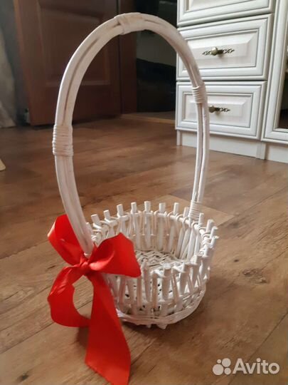 Корзина плетеная белая с лентой