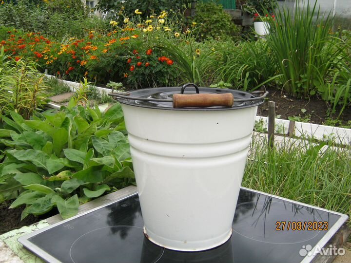 Ведро эмалированное с крышкой