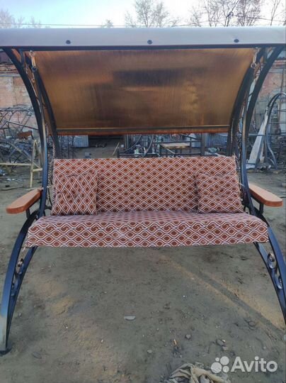 Садовые качели с большой крышей