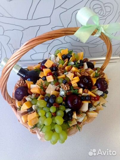 Корзина фрукты сыр, вкусный подарок