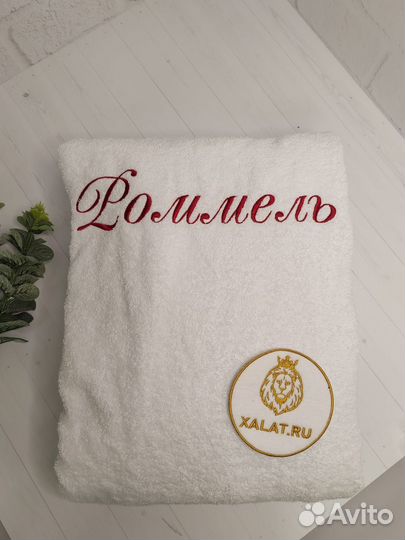 Махровый халат с бордовой вышивкой