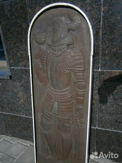 Рыцарь с бокалом вина