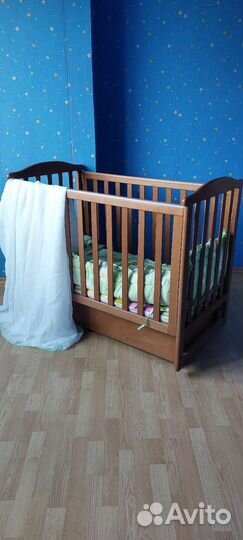 Детская кроватка с маятником и ящиком