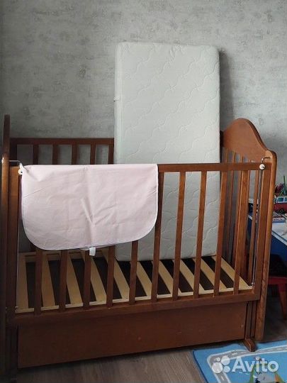 Кроватка для новорожденных с маятником и ящиком