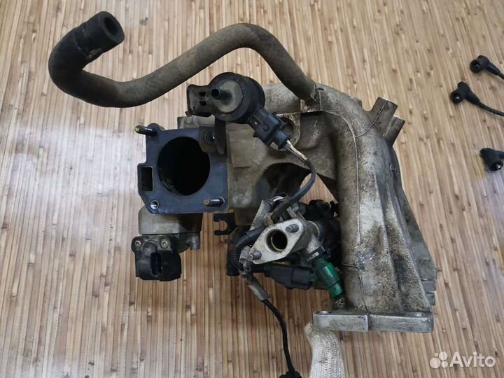 Впускной коллектор с топливной рамкой на kia rio 2