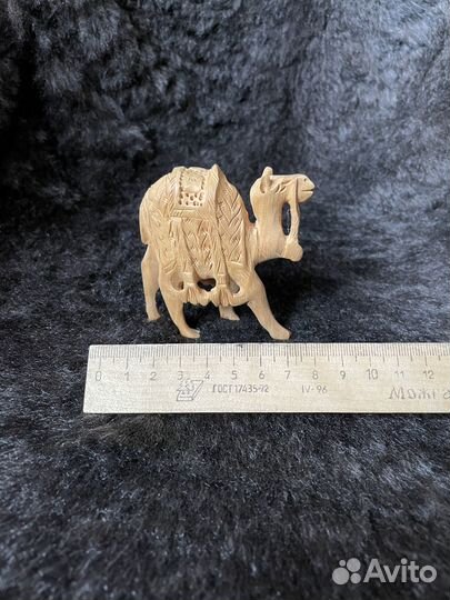 Деревянная фигурка верблюда