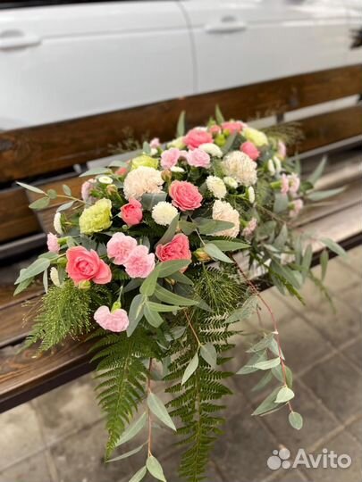 Настольная композиция из живых цветов