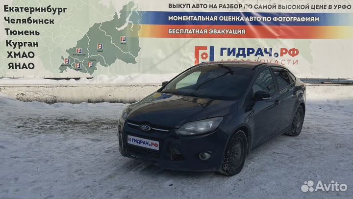 Обшивка стойки задней правой Ford Focus 3 1738882. Царапина