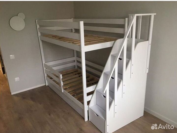 Двухъярусная детская кровать с лестницей комодом