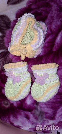 Шапочка и пинетки вязаные