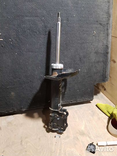 Амортизатор передний левый Hyundai elantra md