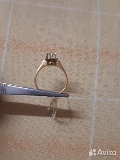 Золотое кольцо с бриллиантом новое